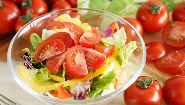 フレッシュな触感がたまらない、トマトの生野菜サラダ